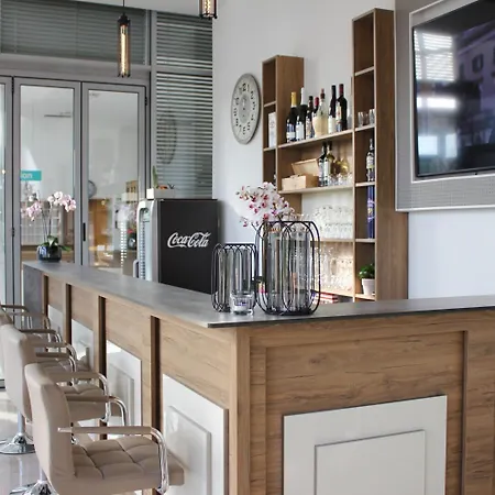 Rheinbruecke فندق رينفيلدن